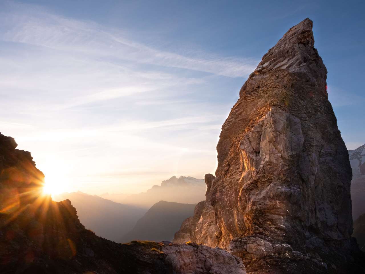 Der Sonnenaufgang vom Grossen Lobhorn aus gesehen.